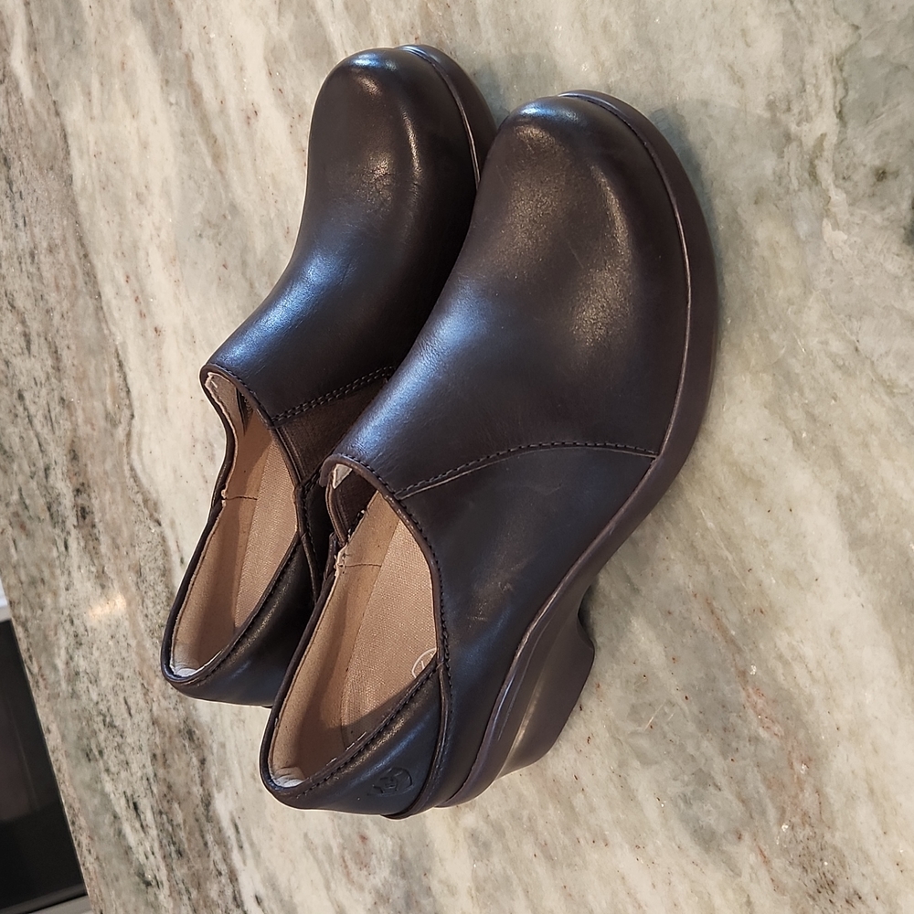 Ariat non-slip clogs NWOT